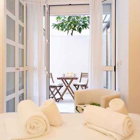 Goles Courtyard With Parking By Valcambre Apartment Seville Exterior photo