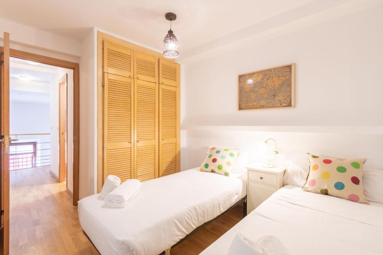 Goles Courtyard With Parking By Valcambre Apartment Seville Exterior photo